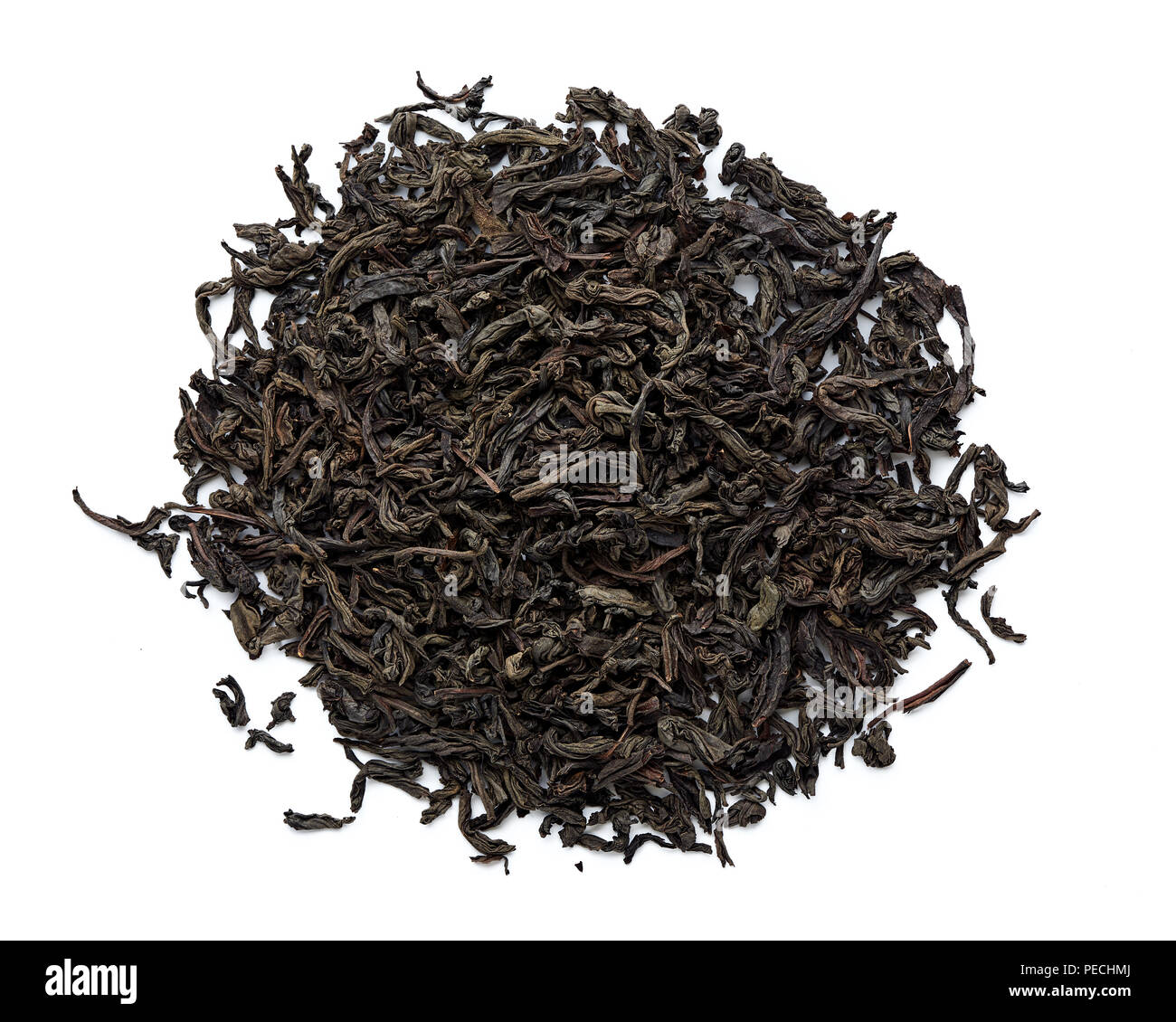 Essiccato il tè nero lascia isolati su sfondo bianco. Vista dall'alto. Foto Stock