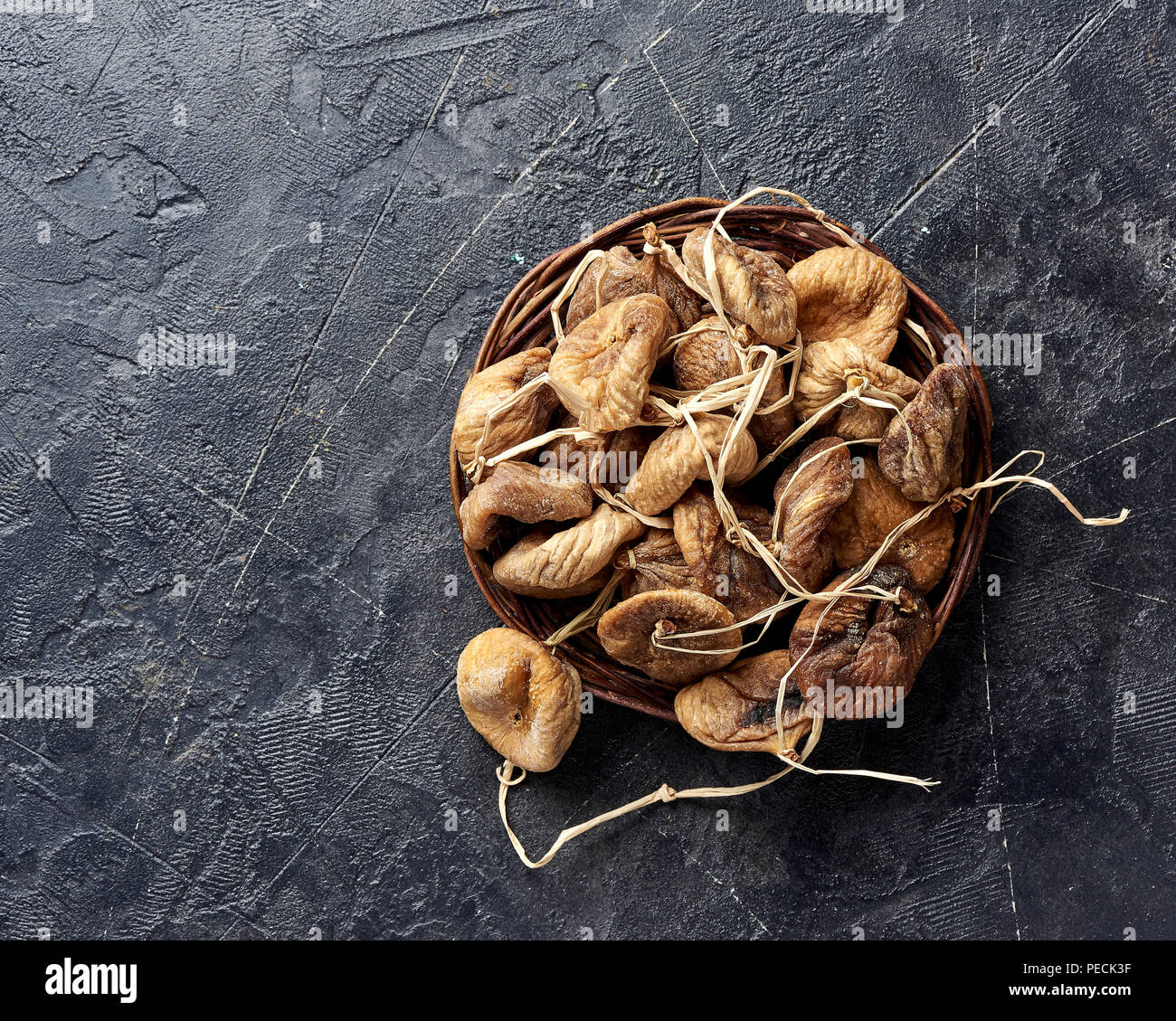 Cumulo di fichi secchi su sfondo nero con copia spazio. Foto Stock