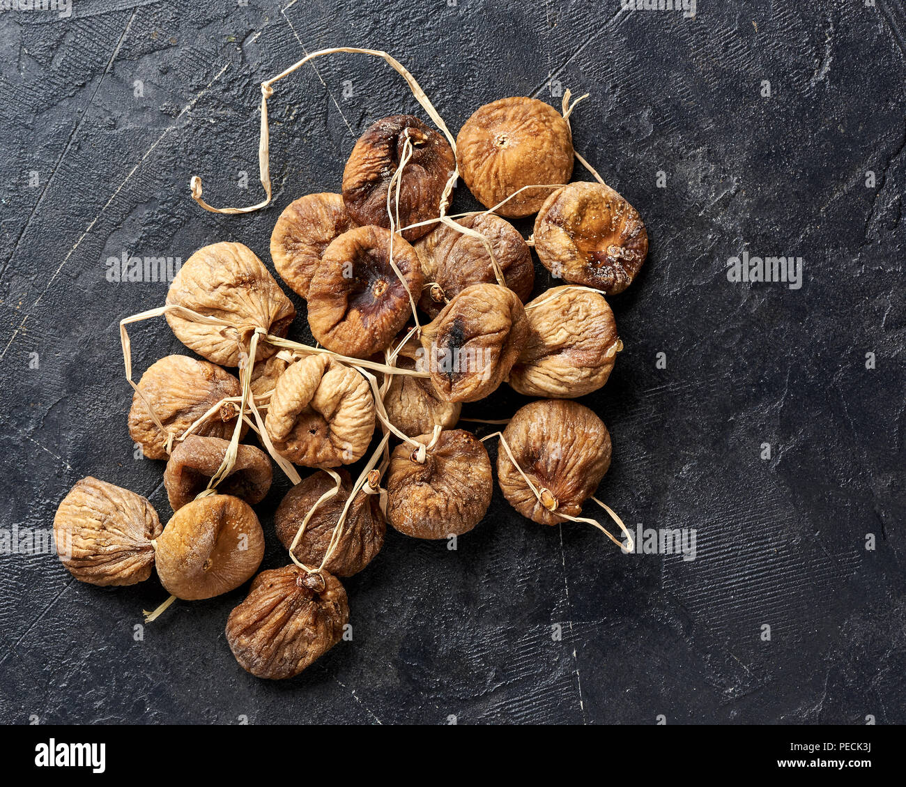 Cumulo di fichi secchi su sfondo nero con copia spazio. Foto Stock