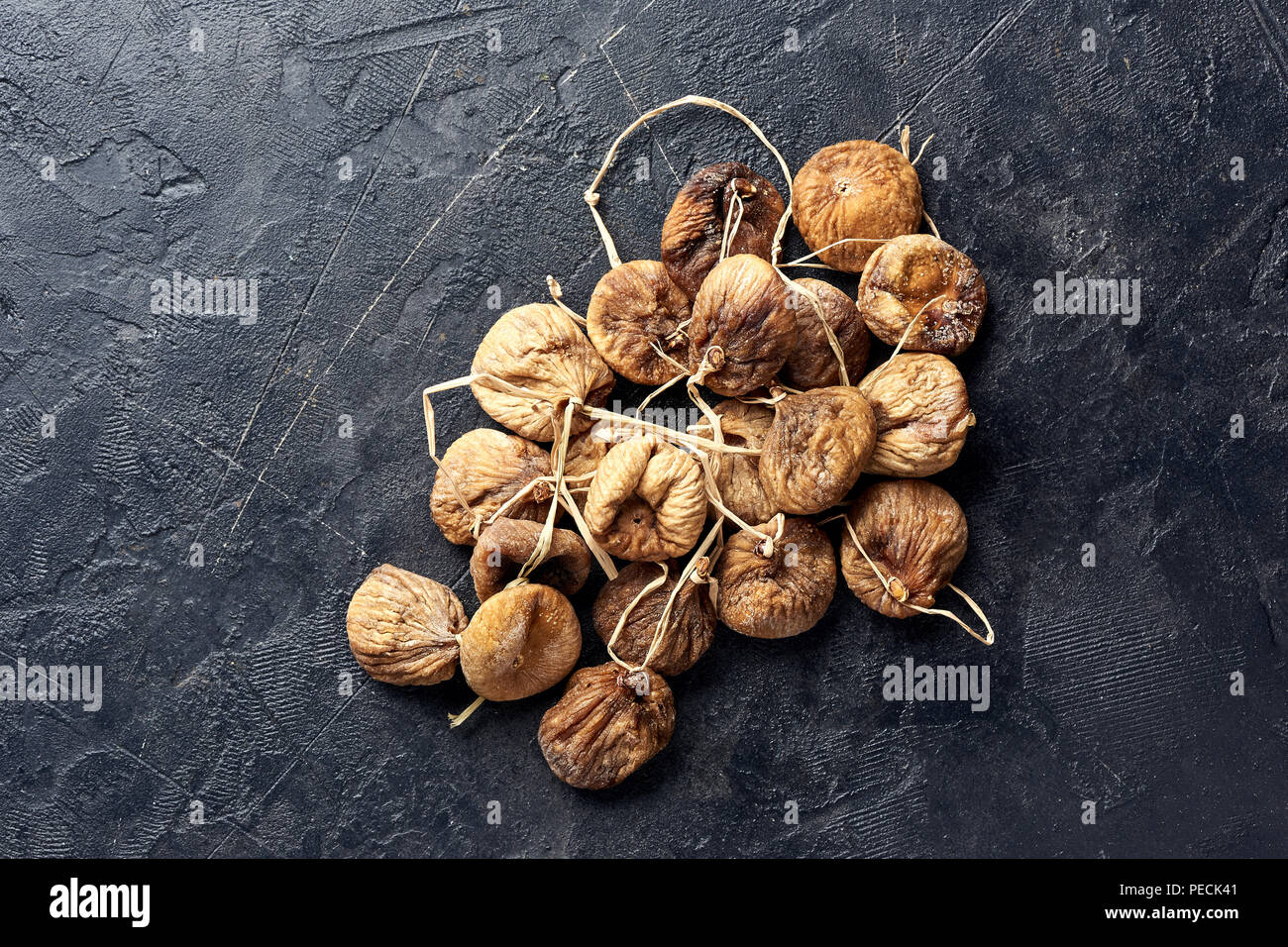 Cumulo di fichi secchi su sfondo nero con copia spazio. Foto Stock