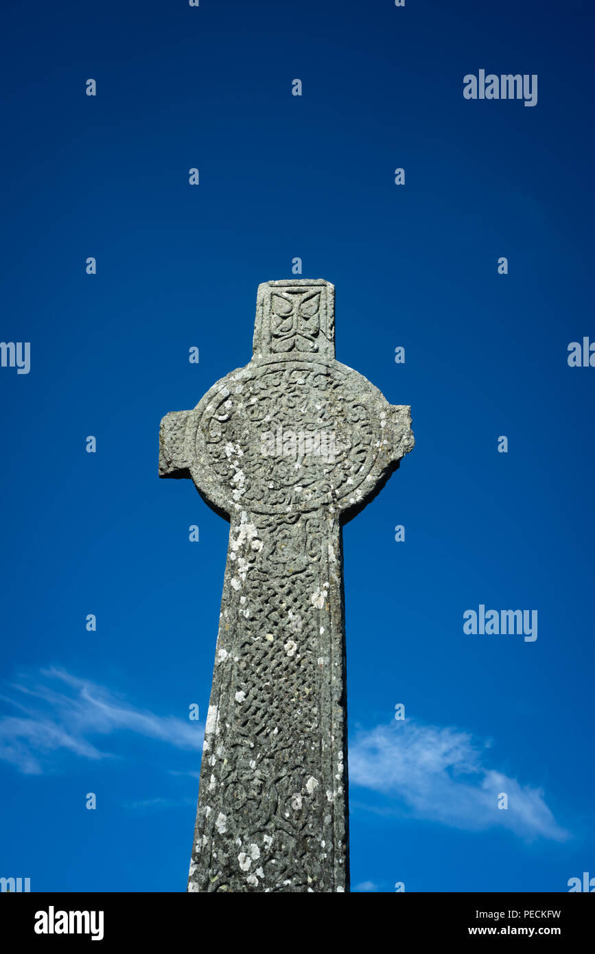Antica Croce celtica vicino all'Abbazia sull'Isola di Iona, Scotland, Regno Unito Foto Stock