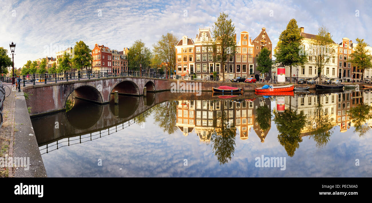 Bellissima Amsterdam tramonto. Tipico vecchio case olandesi sul ponte e canali in primavera, Paesi Bassi Foto Stock