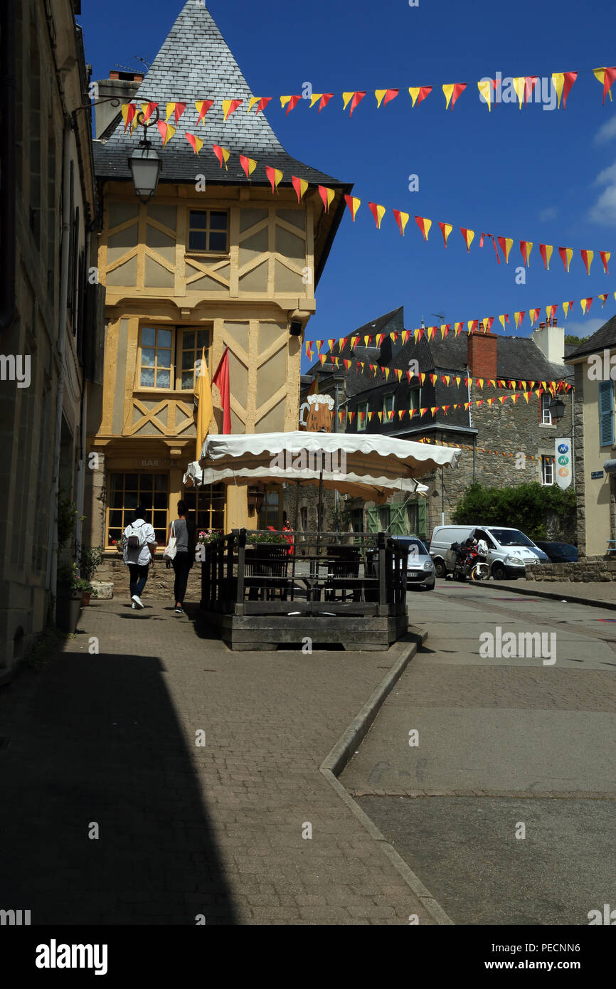 Edifici medievali e caffetteria in rue Olivier de Clisson, Josselin, Morbihan, in Bretagna, Francia Foto Stock