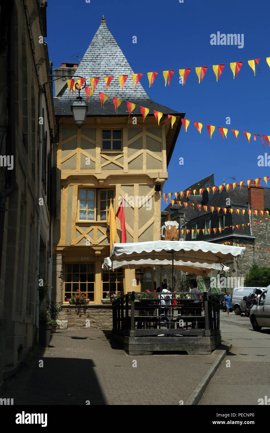 Edifici medievali e caffetteria in rue Olivier de Clisson, Josselin, Morbihan, in Bretagna, Francia Foto Stock