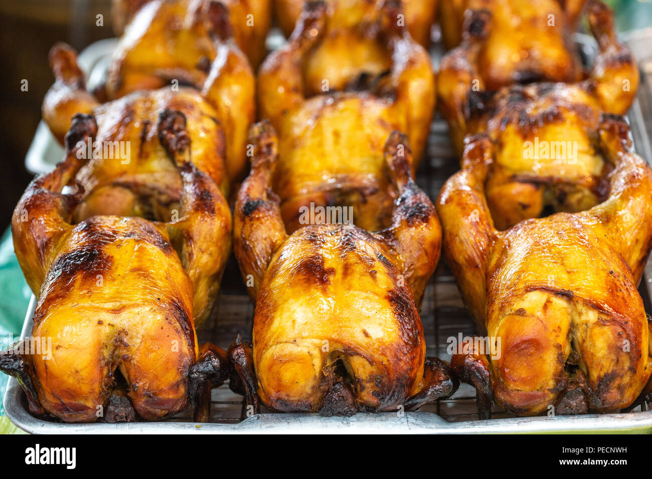 Il gruppo di pollo alla griglia nel mercato, cibo di strada Foto Stock