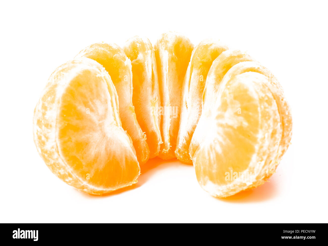Isolato o mandarino clementina frutto su sfondo bianco. Macro di fetta di mandarino Foto Stock