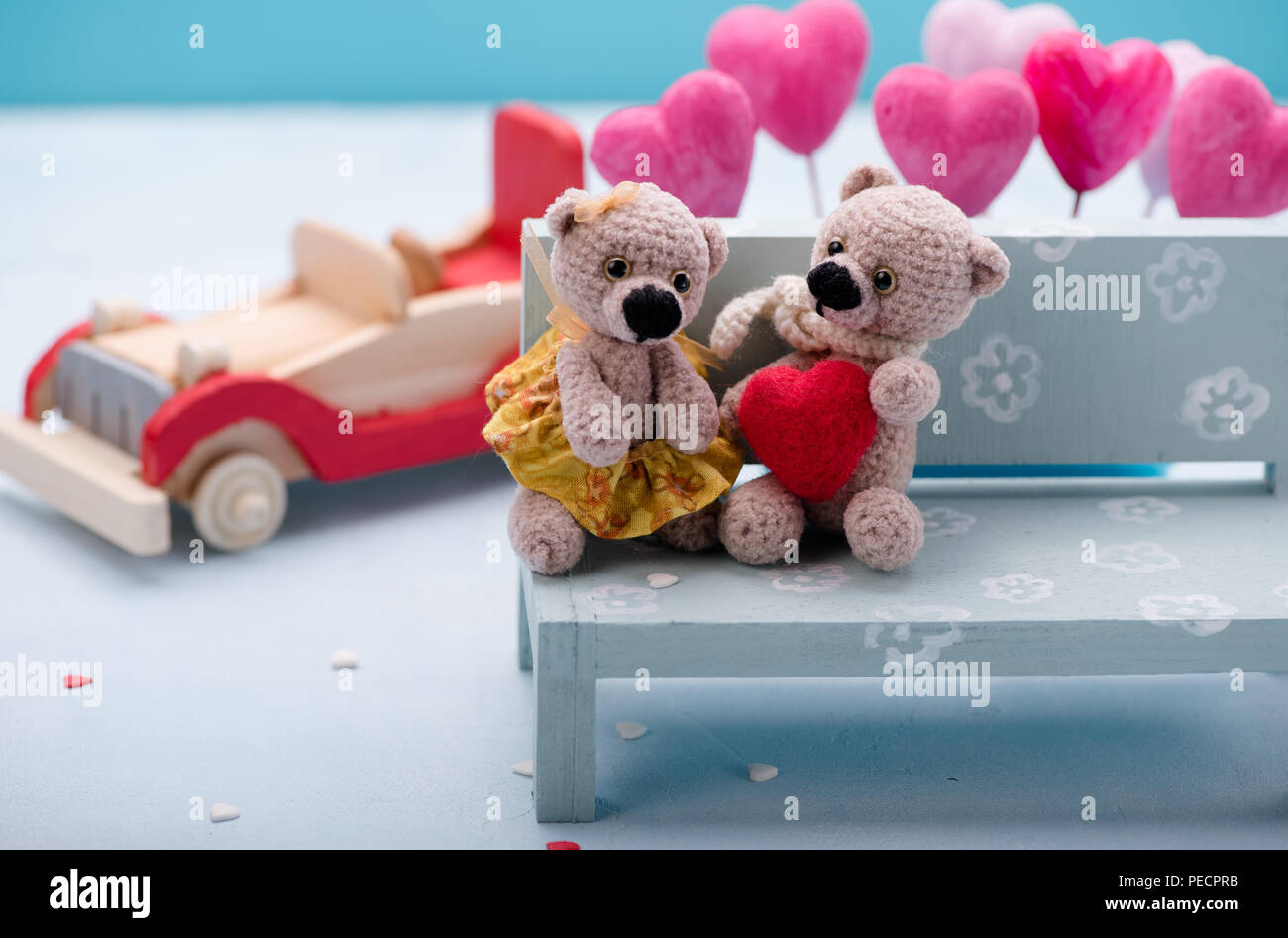 Il giorno di San Valentino. Cuore d'amore. Giovane orsetti di peluche.  Giocattoli fatti a mano. Un'offerta di matrimonio. Vintage rétro in stile  romantico. Famiglia, matrimonio e amicizia Foto stock - Alamy