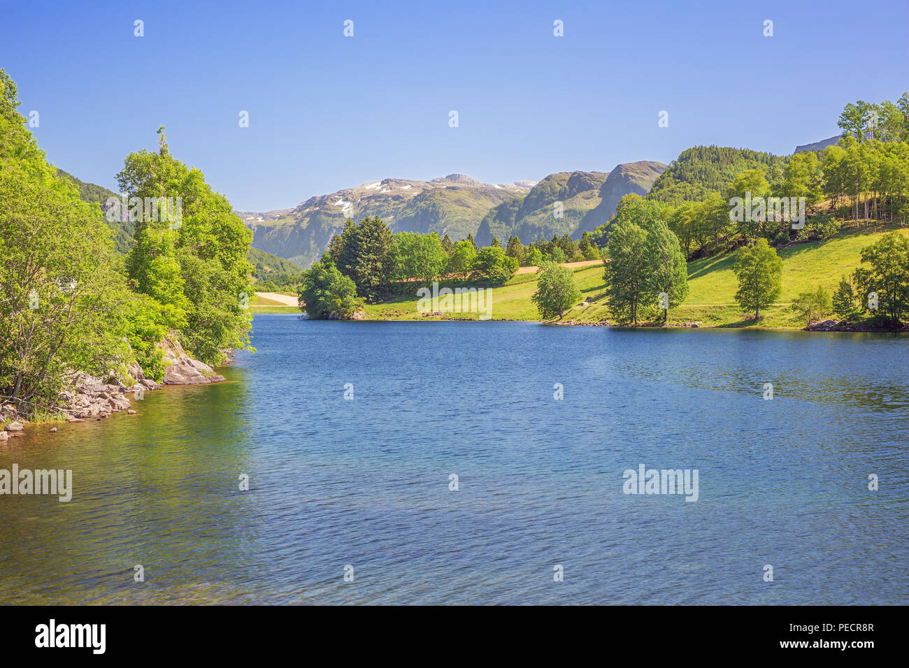 Vista sul lago vicino Stordal Etne con il Folgefonna National Park in background Foto Stock
