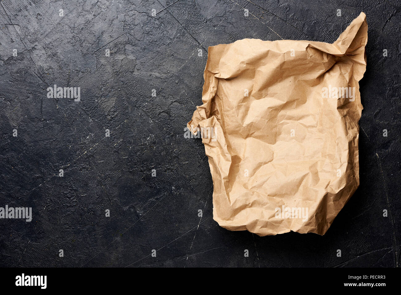 Confezione marrone carta su sfondo nero Foto Stock