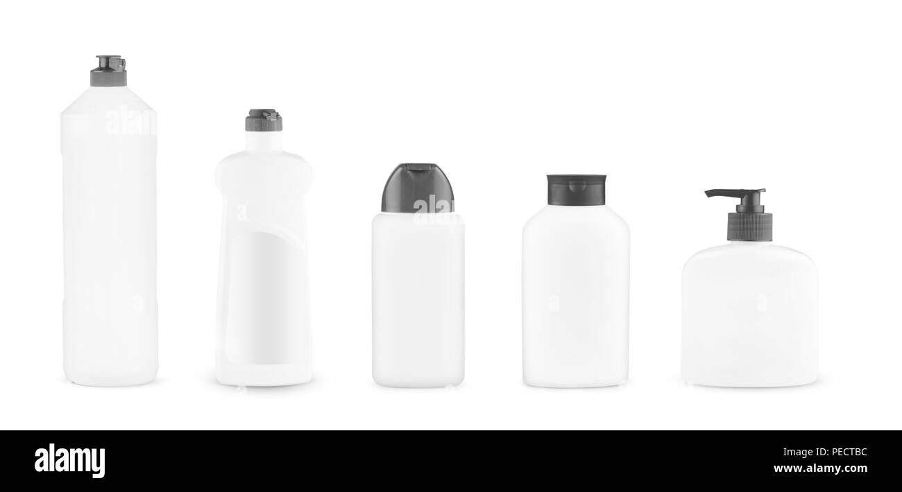 Set di bianco le bottiglie di plastica di shampoo o liquidi detergenti per bucato, agente di pulizia, candeggina o ammorbidente. Confezione mockup isolato con percorso di clipping. Foto Stock