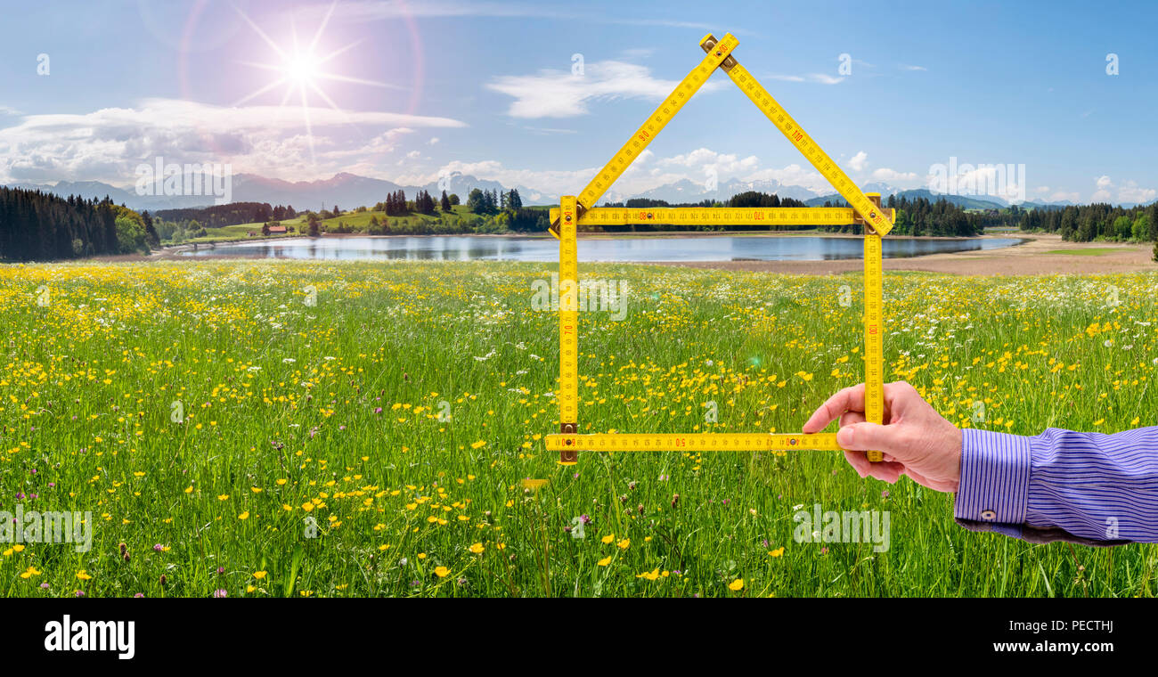 Modello di casa nel bellissimo paesaggio Foto Stock