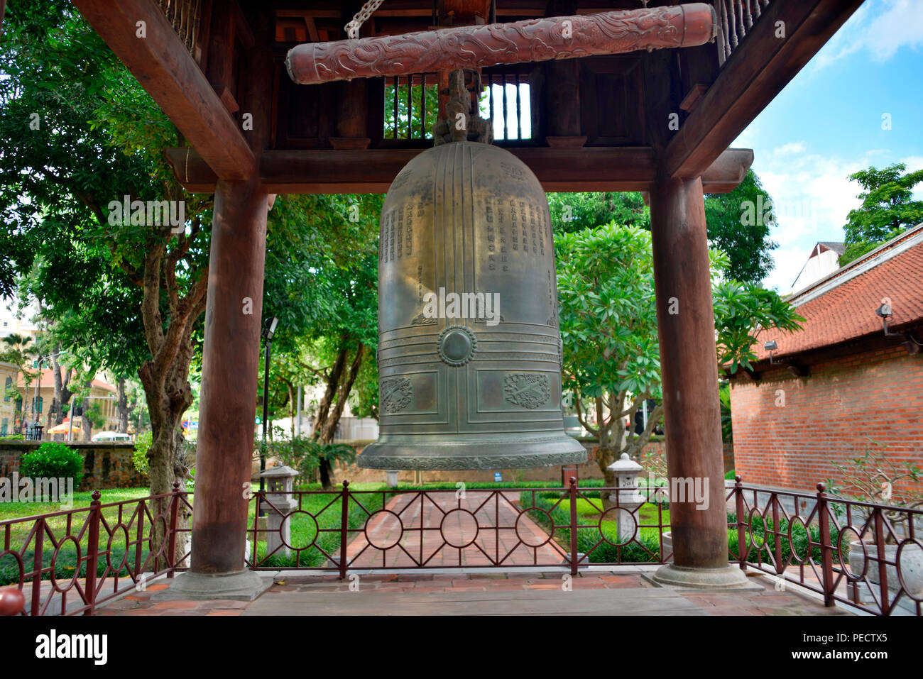 Grosse Glocke, Literaturtempel, Van Mieu, Hanoi, Vietnam Foto Stock