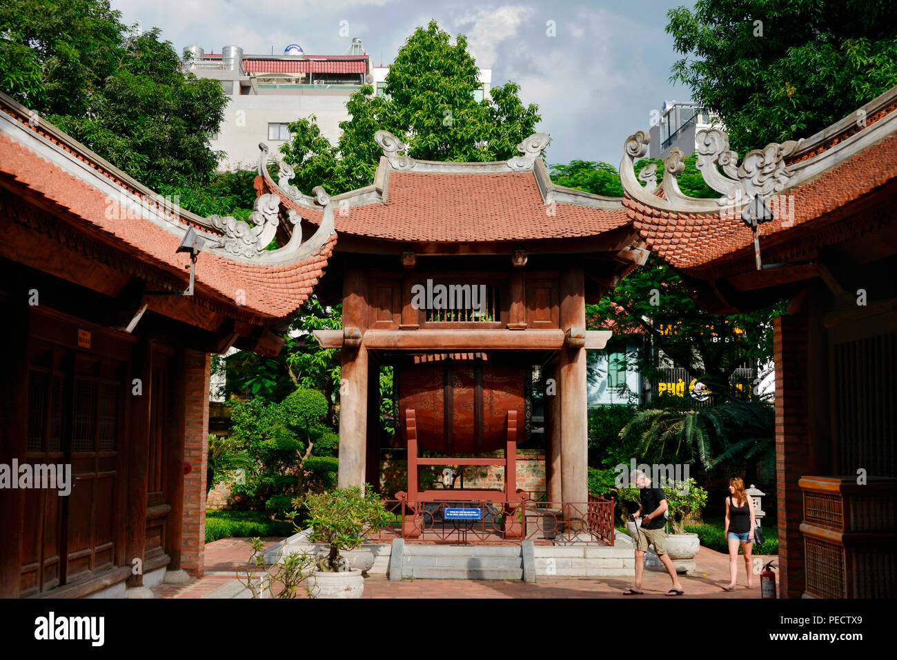 Grosse Trommel, Literaturtempel, Van Mieu, Hanoi, Vietnam Foto Stock