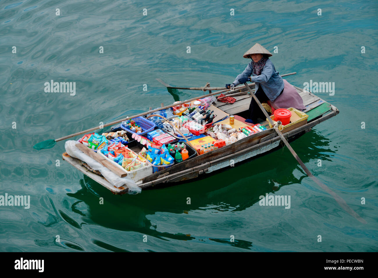 Versorgungsboot, Halong-Bucht, Vietnam Foto Stock
