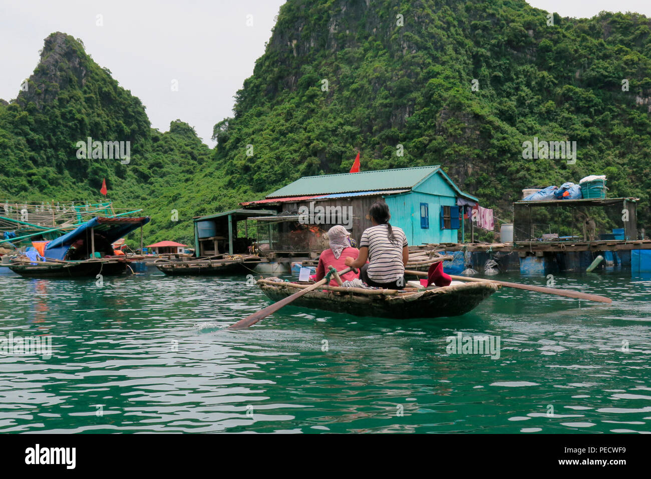Fischerboot, schwimmendes Fischerdorf, Halong-Bucht, Vietnam Foto Stock