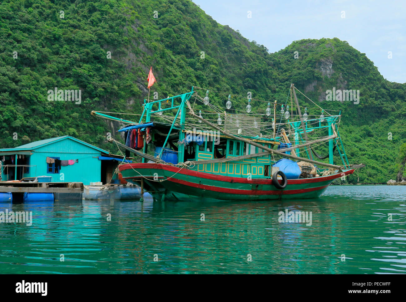 Fischerboot, schwimmendes Fischerdorf, Halong-Bucht, Vietnam Foto Stock