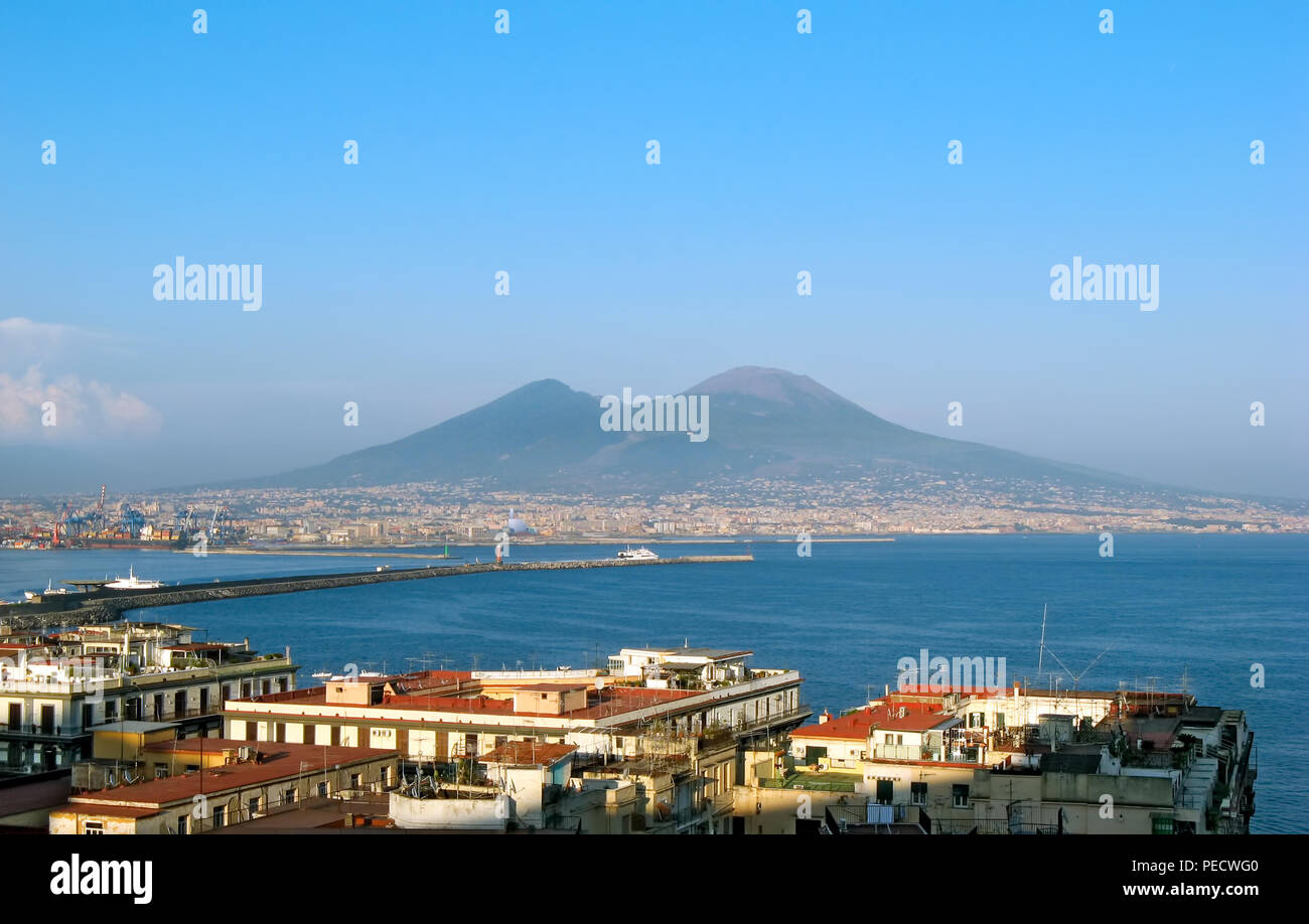 Il Vesuvio è che domina la parte del golfo di Napoli Foto Stock