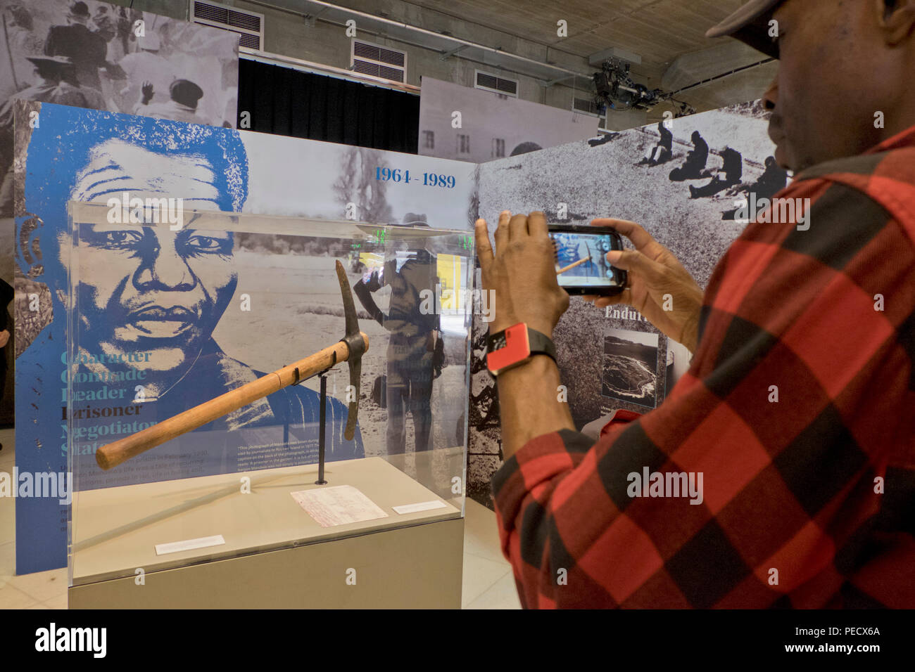 I visitatori di Nelson Mandela centenario mostra presso il rinnovato Queen Elizabeth Hall South Bank Centre,Londra,l'Inghilterra,UK Foto Stock