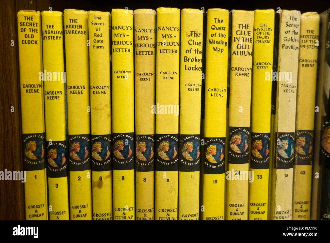 Una fila di Nancy Drew mistero libri allineati su uno scaffale Foto Stock
