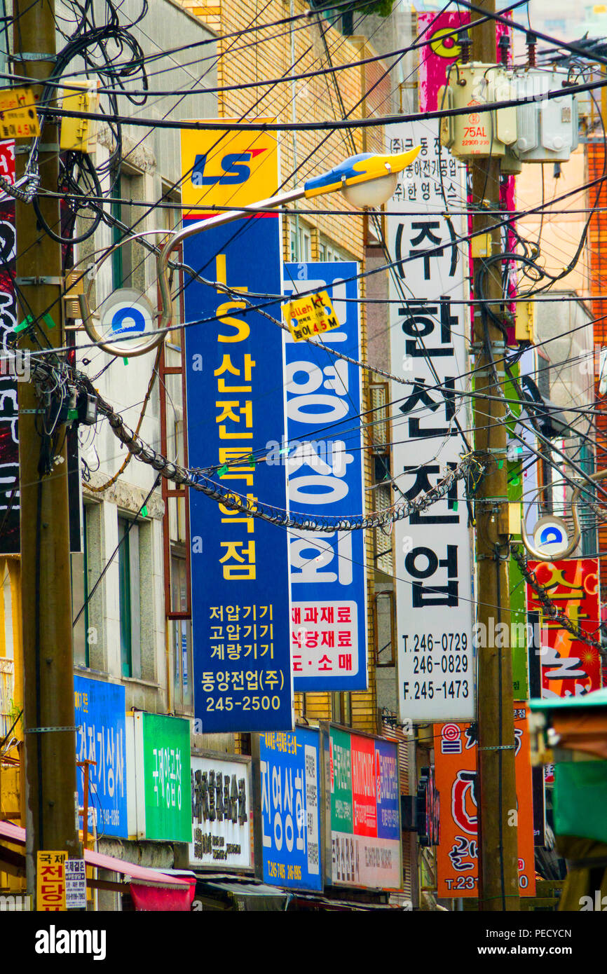 I segni nella zona dello shopping con parole in lingua coreana Busan Pusan Corea del Sud Asia Foto Stock