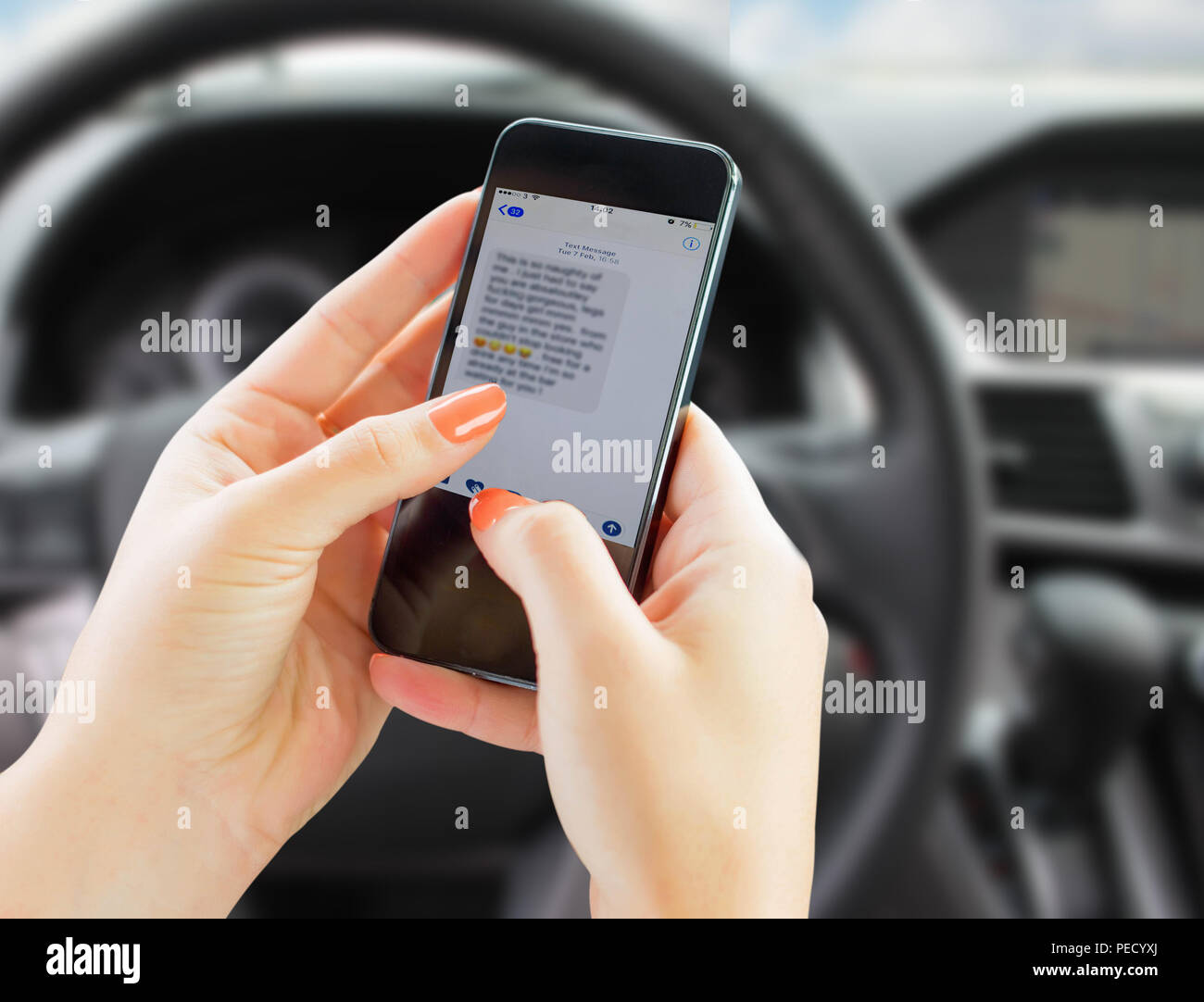 La donna gli sms sul cellulare durante la guida di un'auto. situazione pericolosa. Driver distratto dal cellulare. Foto Stock