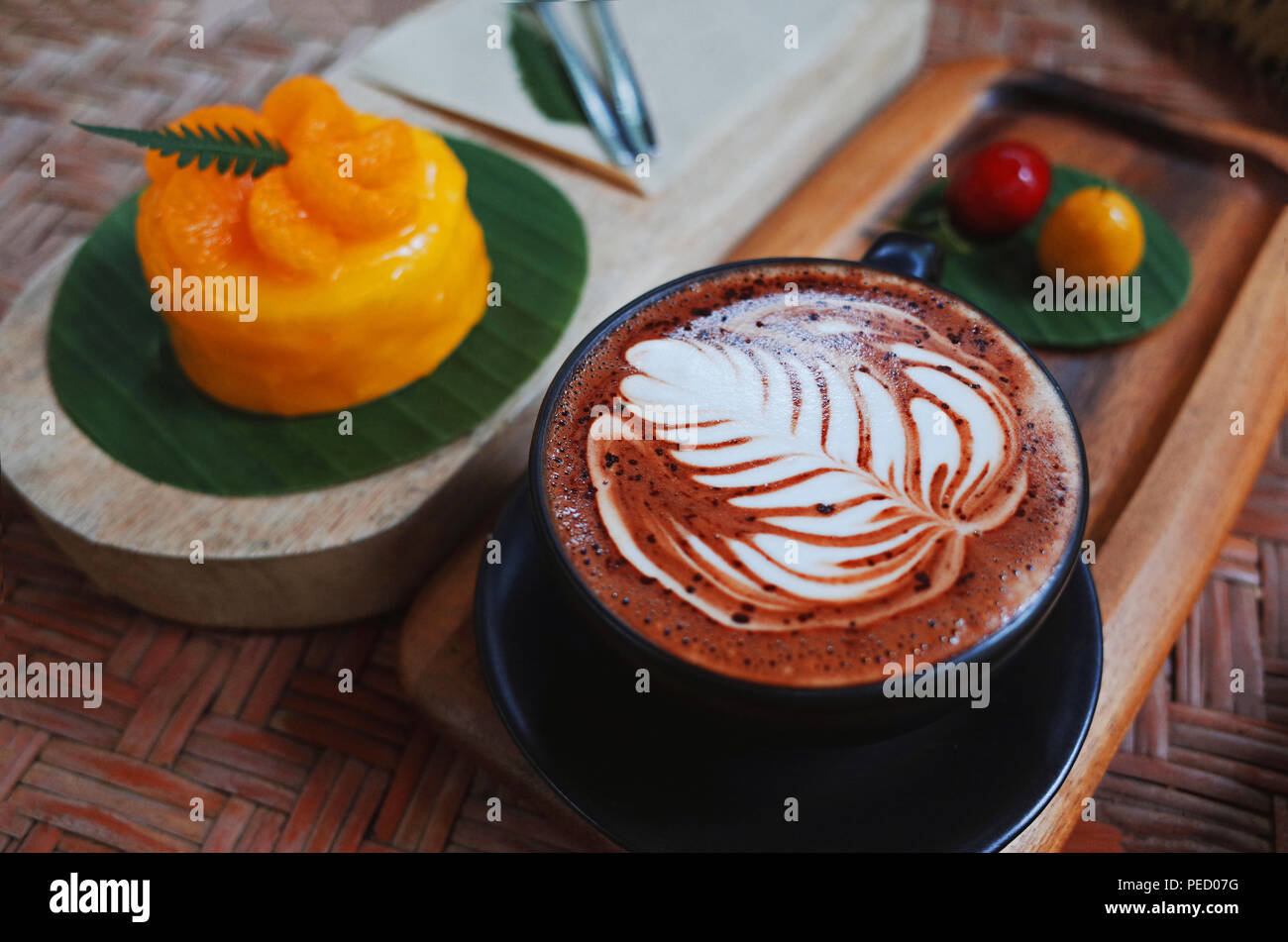 Bella la Texture di arte sul caffè caldo con arancio dolce. Foto Stock
