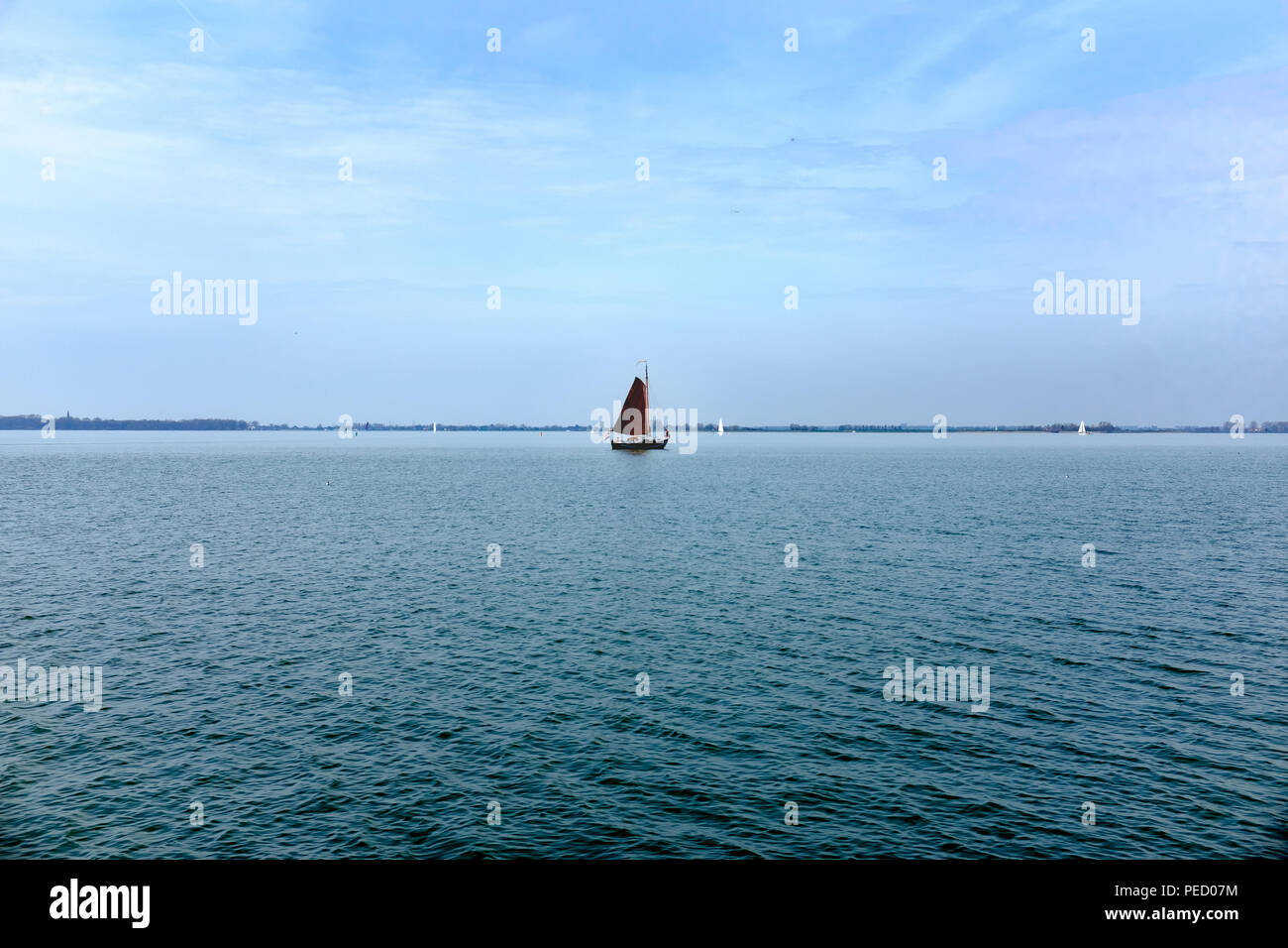 Barca a vela sul blu del mare le navi a vela Foto Stock