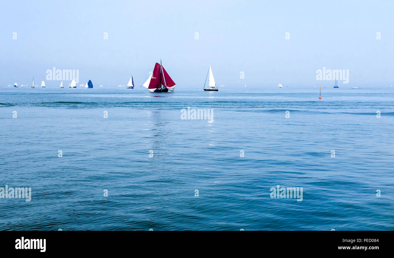 Barca a vela sul blu del mare le navi a vela Foto Stock