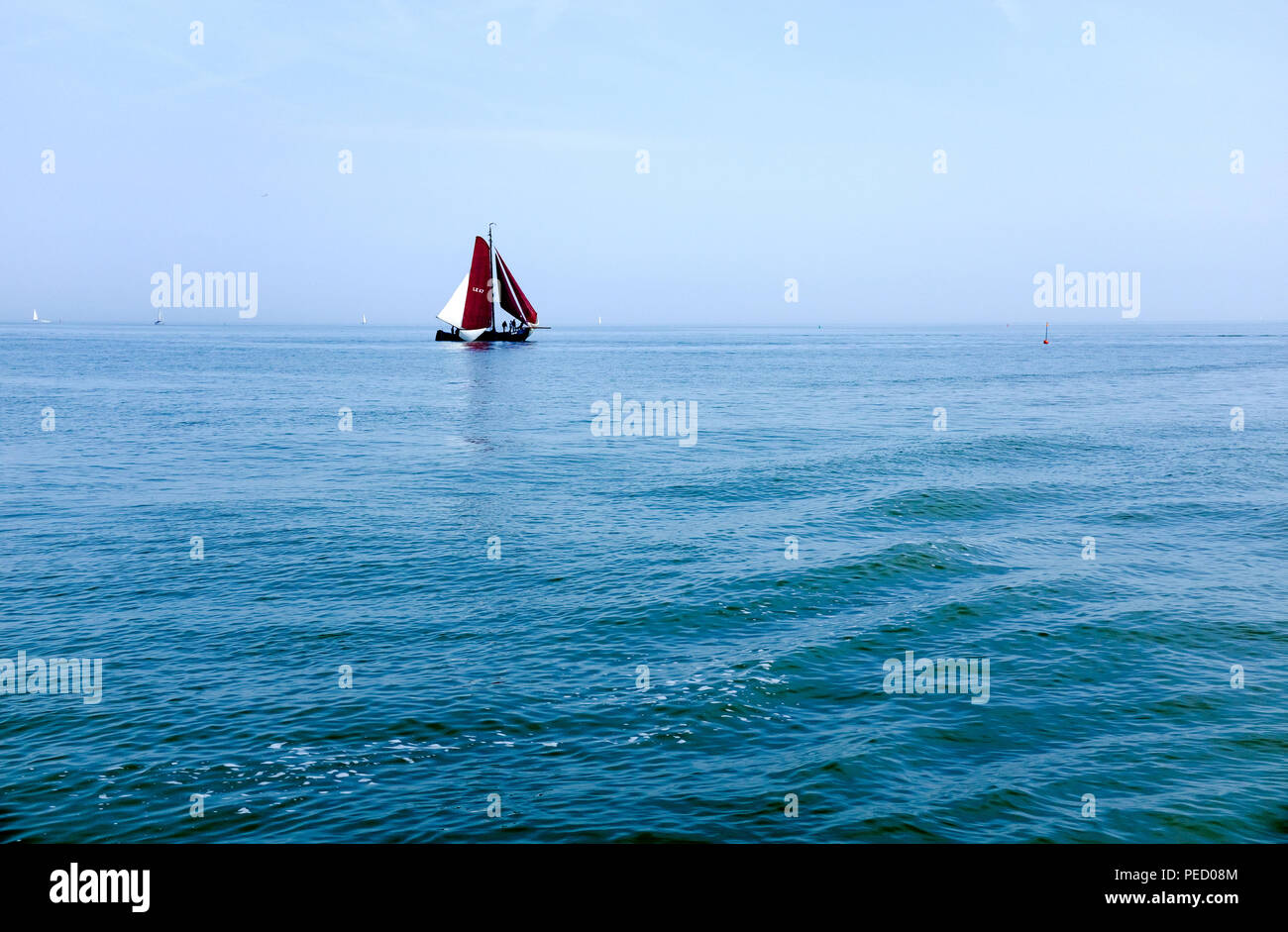 Barca a vela sul blu del mare le navi a vela Foto Stock