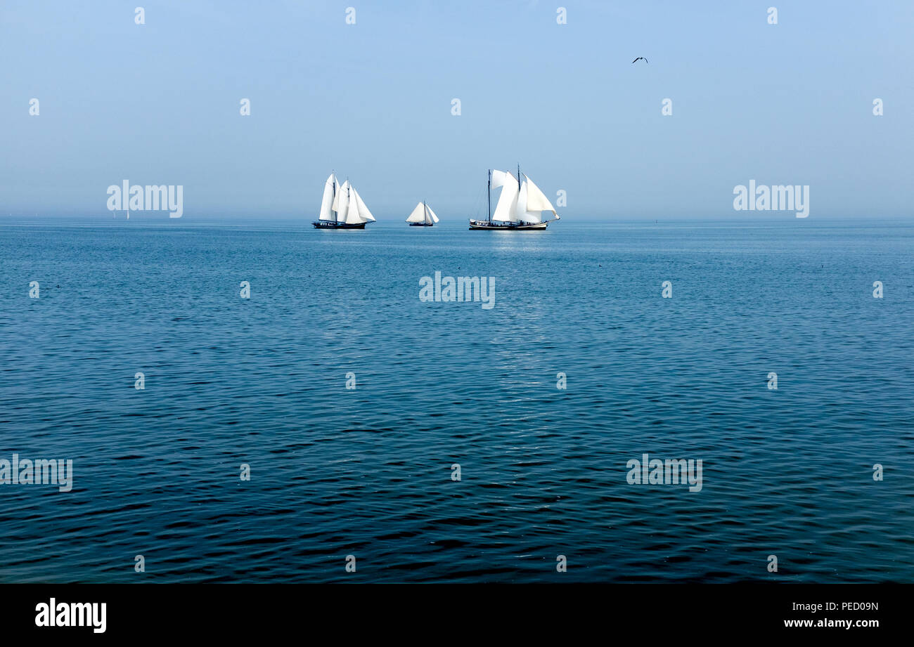 Barca a vela sul blu del mare le navi a vela Foto Stock