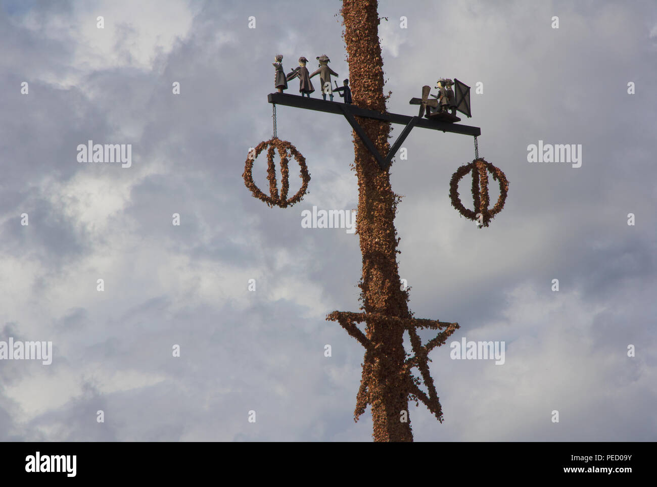 Midsummer pole contro un cielo nuvoloso Skansen, l'open-air Museum di Stoccolma Svezia Foto Stock