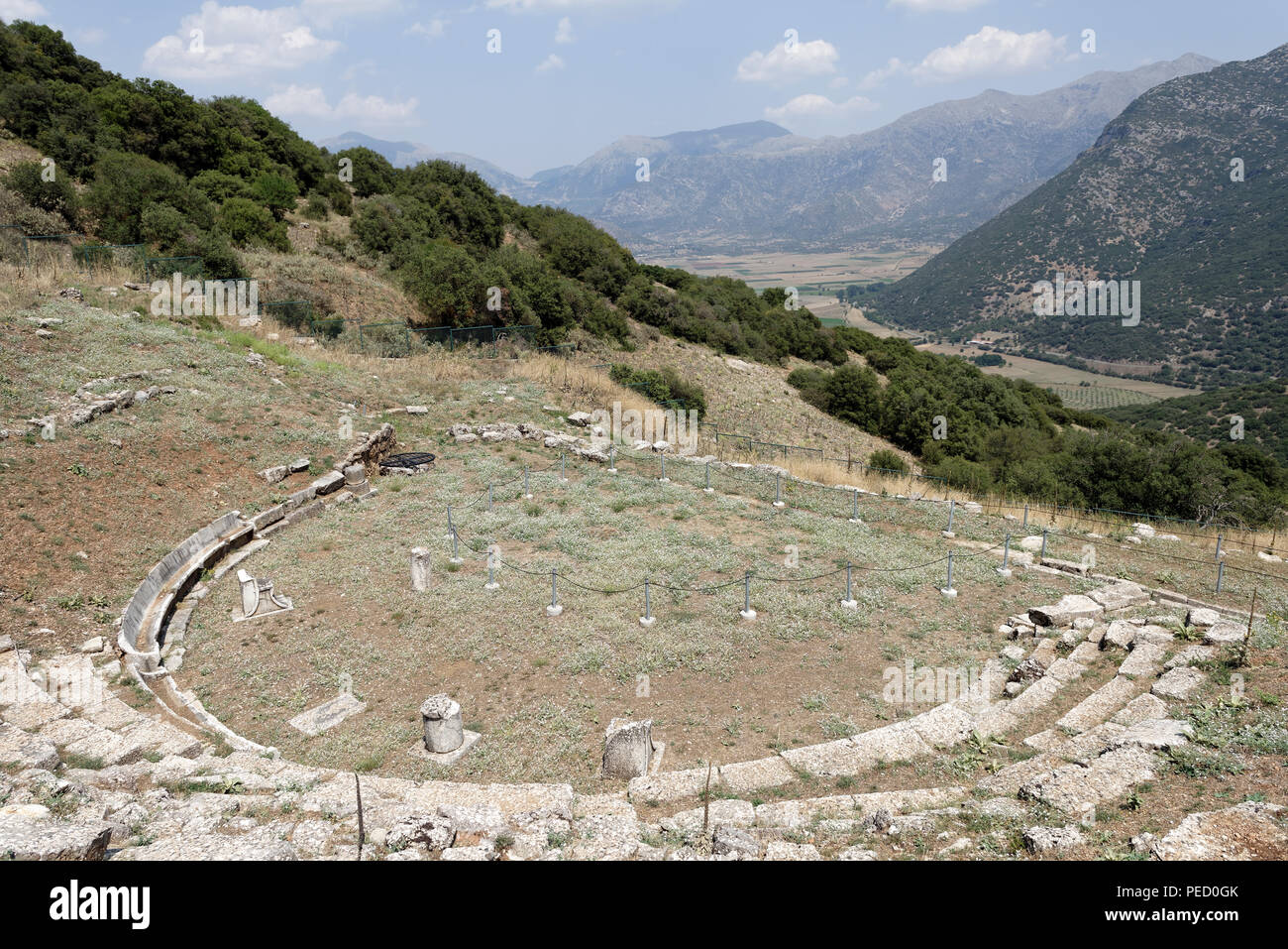L'antico teatro greco ad una altitudine di 800 metri che offre una vista spettacolare sulla valle di Kandila. Orchomenos, Peloponneso e Grecia. Fondata Foto Stock