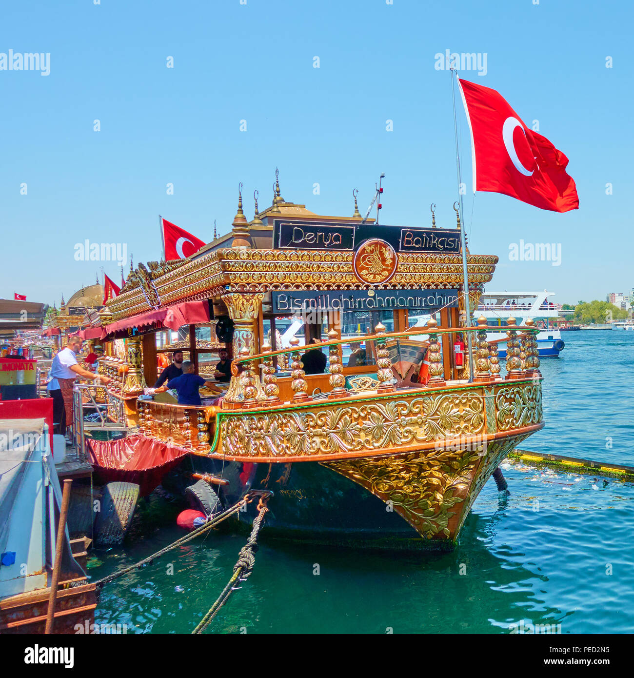 Istanbul, Turchia - Luglio 17, 2018: caffè flottante con bagno turco cucina di strada (Balik Ekmek) in Istanbul Foto Stock