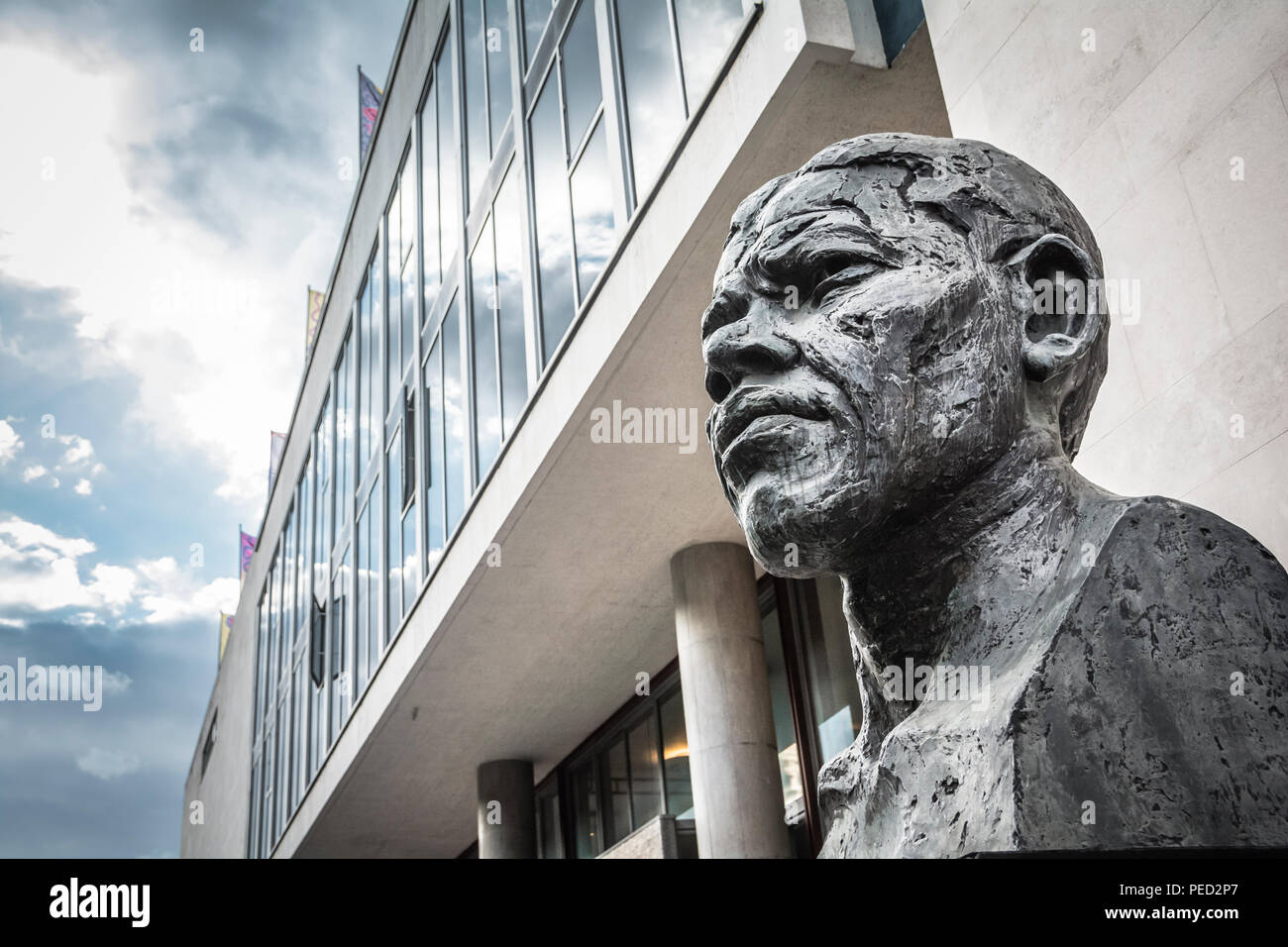 Statua di Ian Walters dell'ex presidente sudafricano Nelson Mandela, fuori dal Royal Festival Hall, Londra, Inghilterra, Regno Unito. Foto Stock