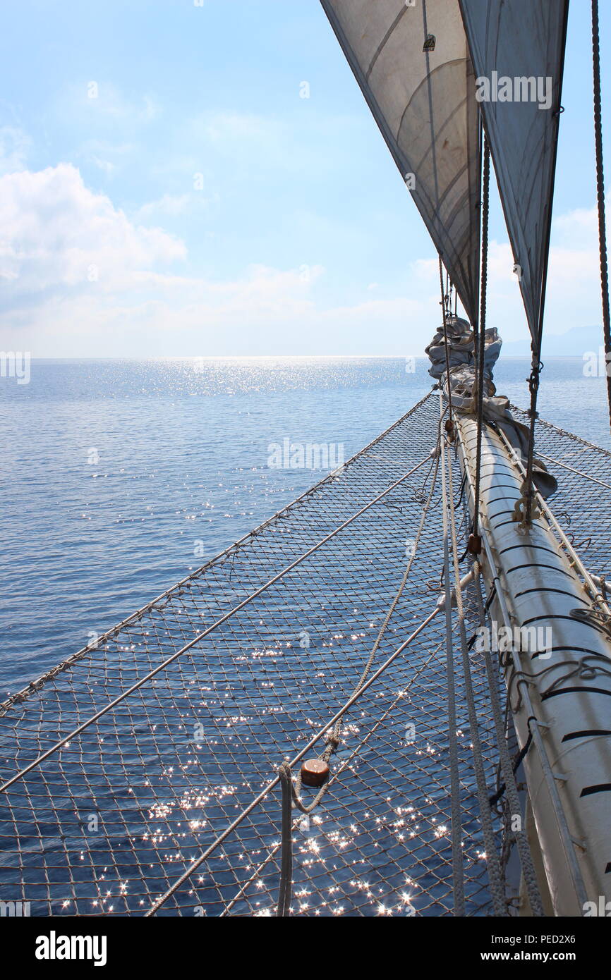 Vista dalla prua di una nave clipper nel mare Egeo Foto Stock