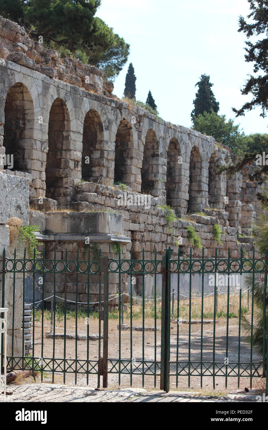 Archi presso il teatro di Herodes Atticus sotto l'Acropoli di Atene in Grecia Foto Stock