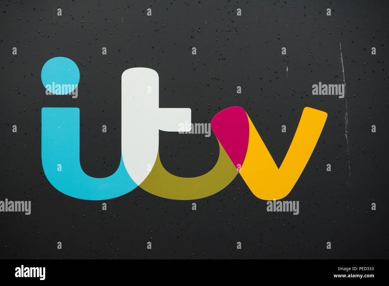 Il logo di ITV al di fuori di ITV London Studios Foto Stock