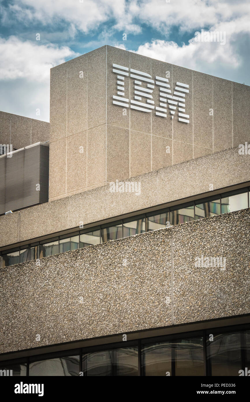 Digital Signage al di fuori di IBM 's South Bank Client Center, massa superiore, Lambeth, London, SE1, Regno Unito Foto Stock