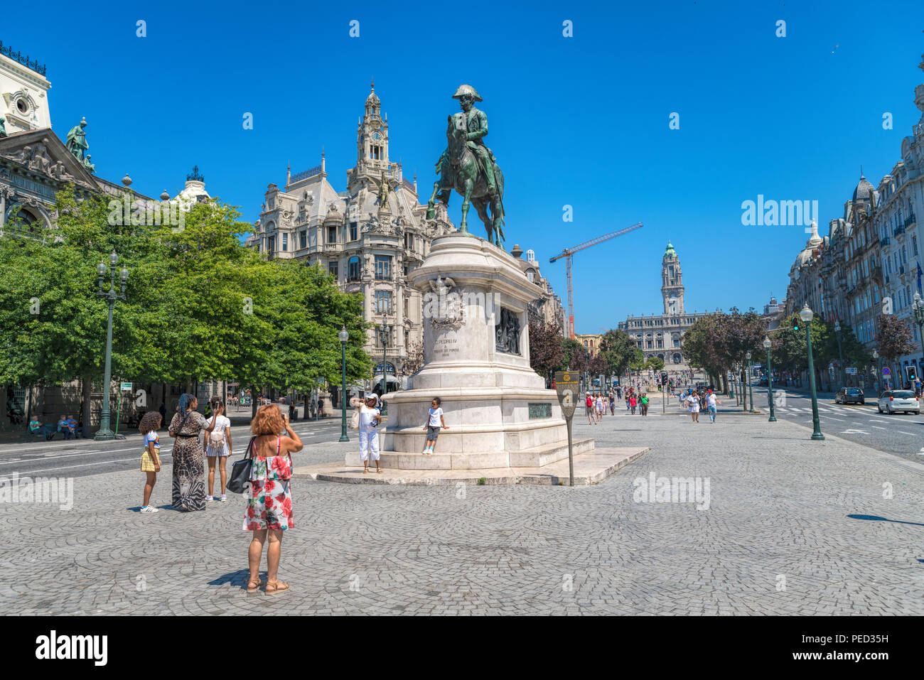 King Pedro IV equestre statua in bronzo a Praça da Liberdade nella città vecchia. Foto Stock