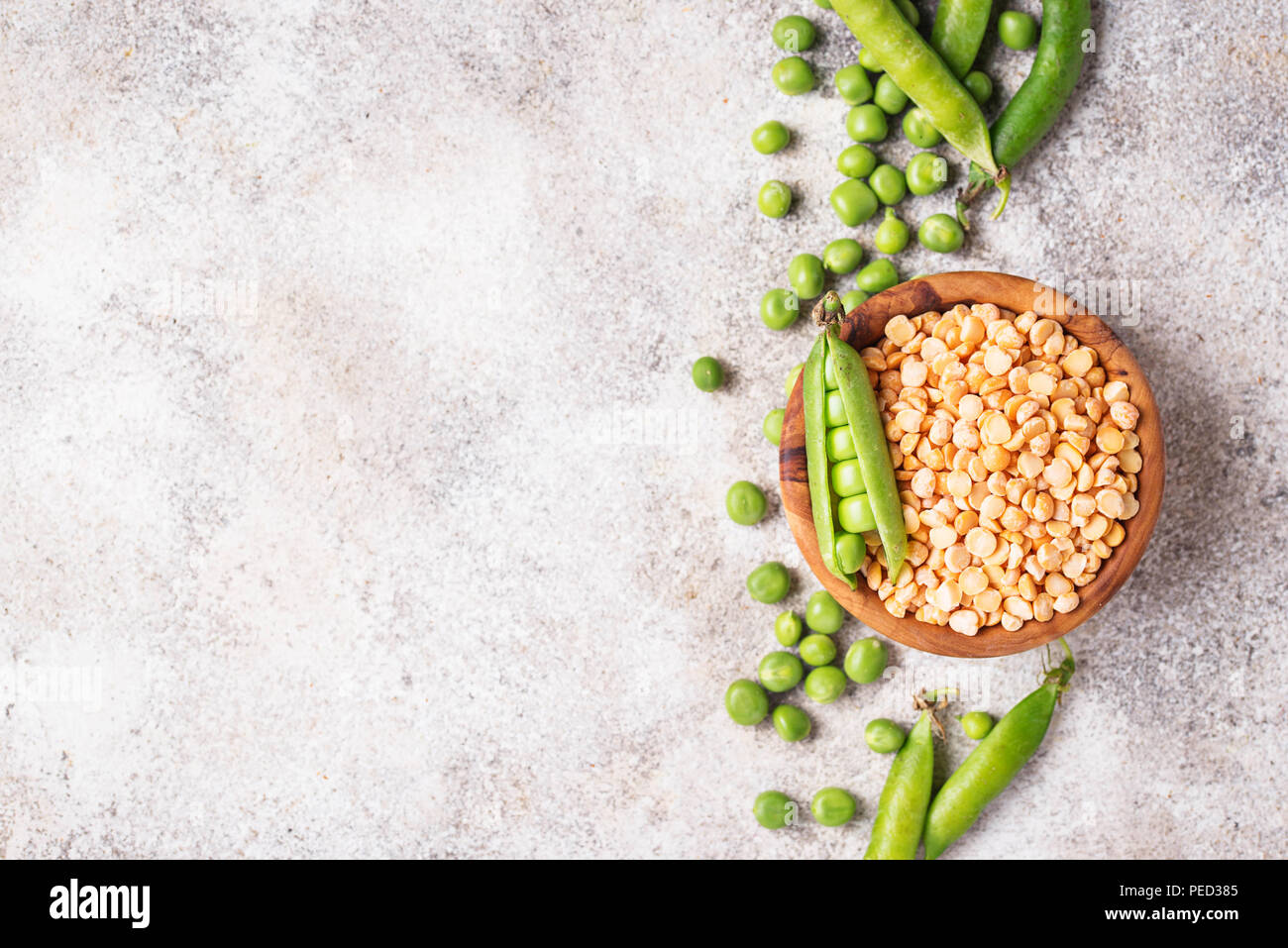 Fresco e Secco piselli su sfondo chiaro Foto Stock