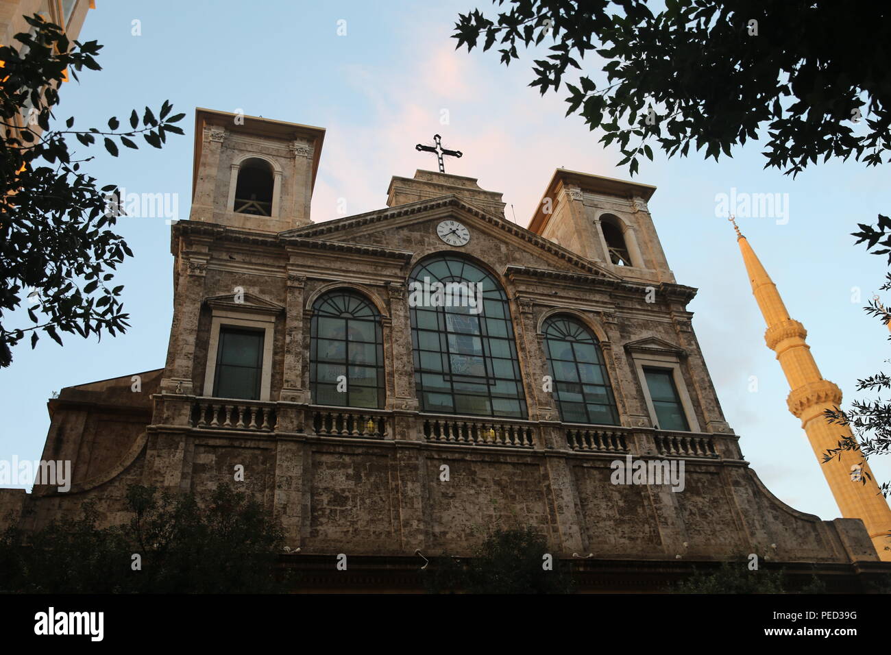 Saint George Cattedrale maronita e quella musulmana sunnita Mohamed al Amin moschea a Beirut's downtown che era uno del Libano la guerra civile in zone di uccisione. Foto Stock