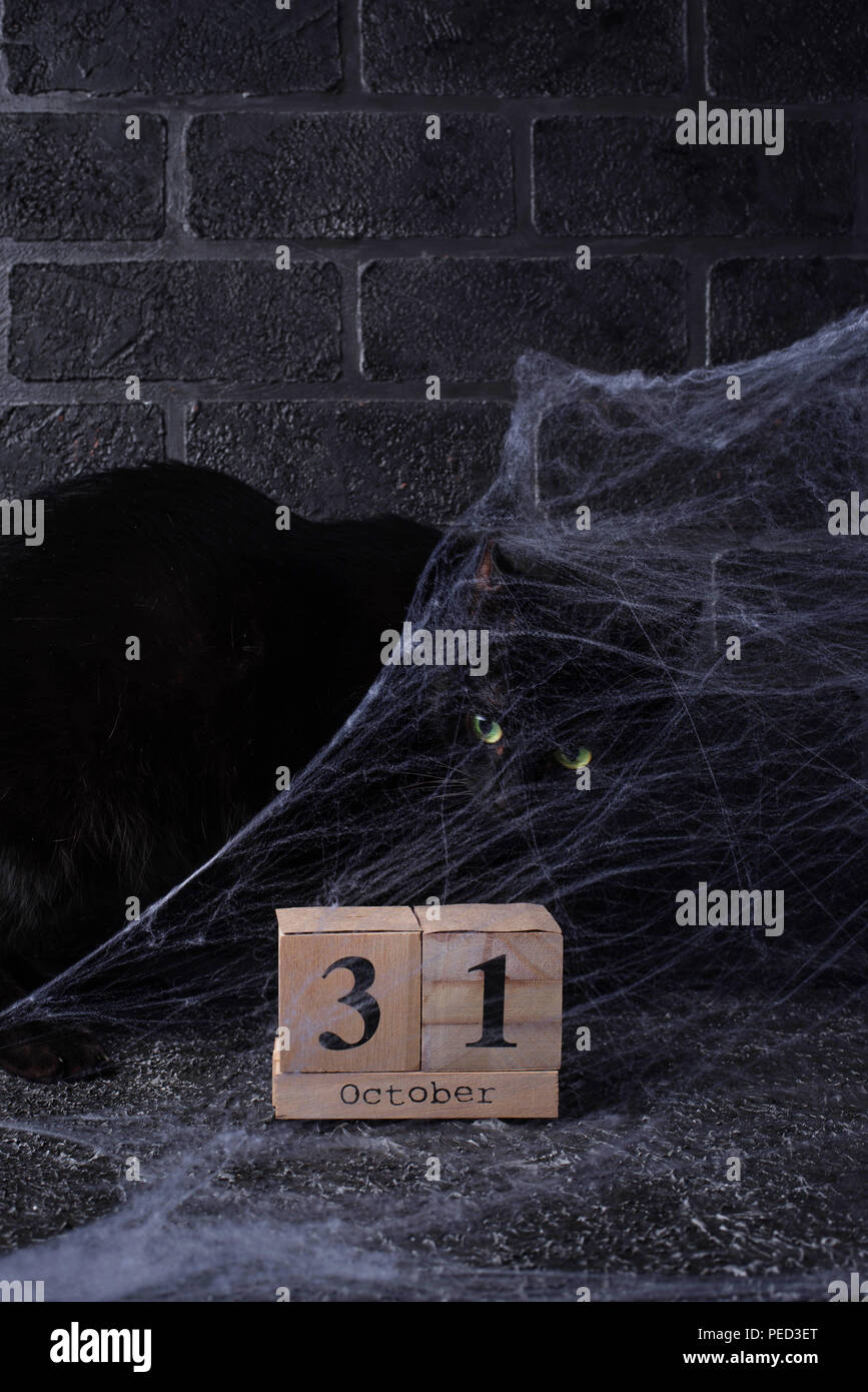 Sfondo di Halloween con calendario in legno Foto Stock