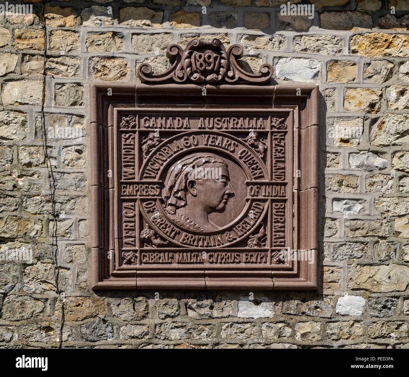Placca a muro sulla casa celebra 60 anni sul trono della Regina Vittoria presi in Sambourne ROAD, Warminster, Wiltshire, Regno Unito il 14 agosto 2018 Foto Stock