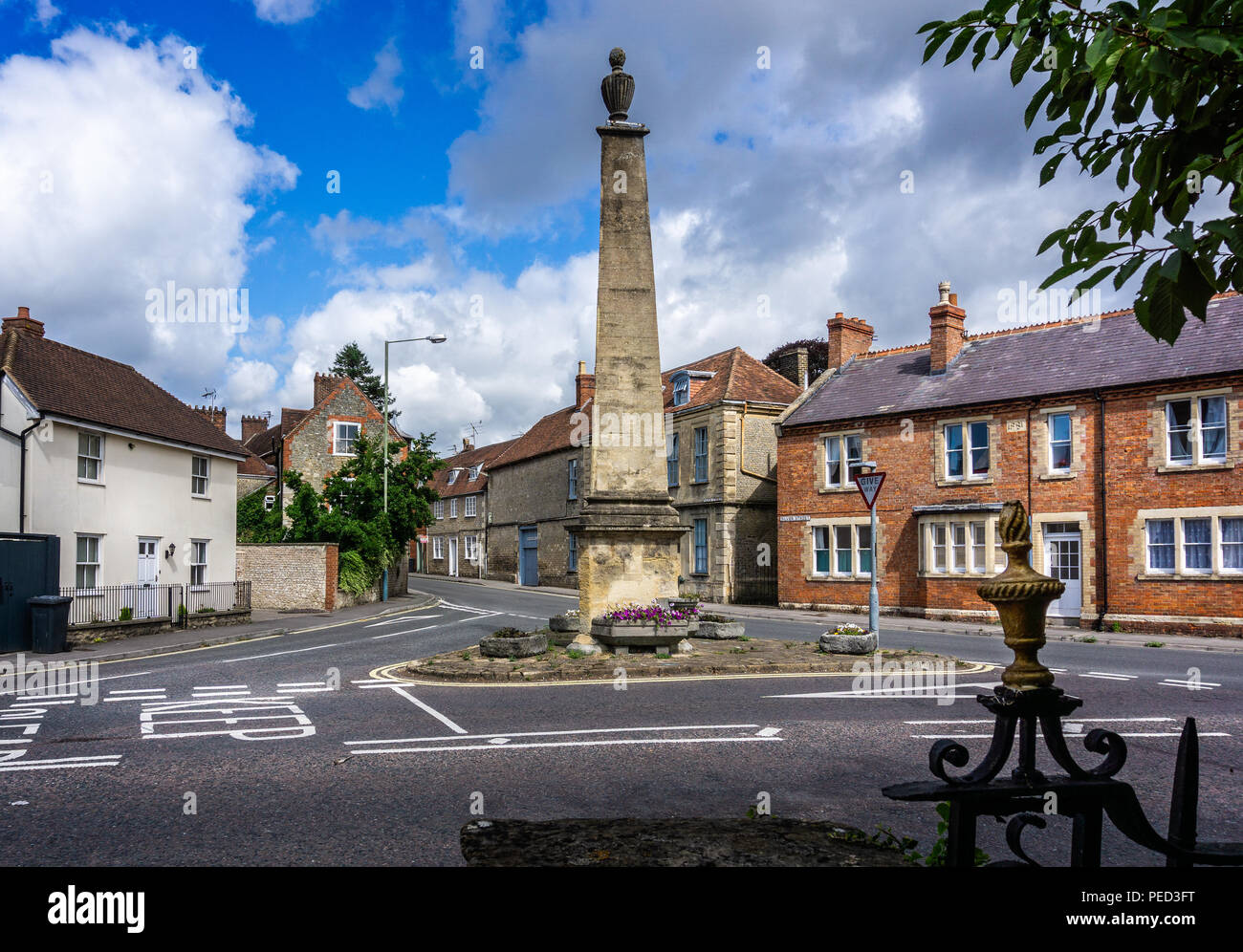 L'obelisco in corrispondenza della giunzione di Vicarage e strade di argento in Warminster, Wiltshire, Regno Unito prese il 14 agosto 2018 Foto Stock