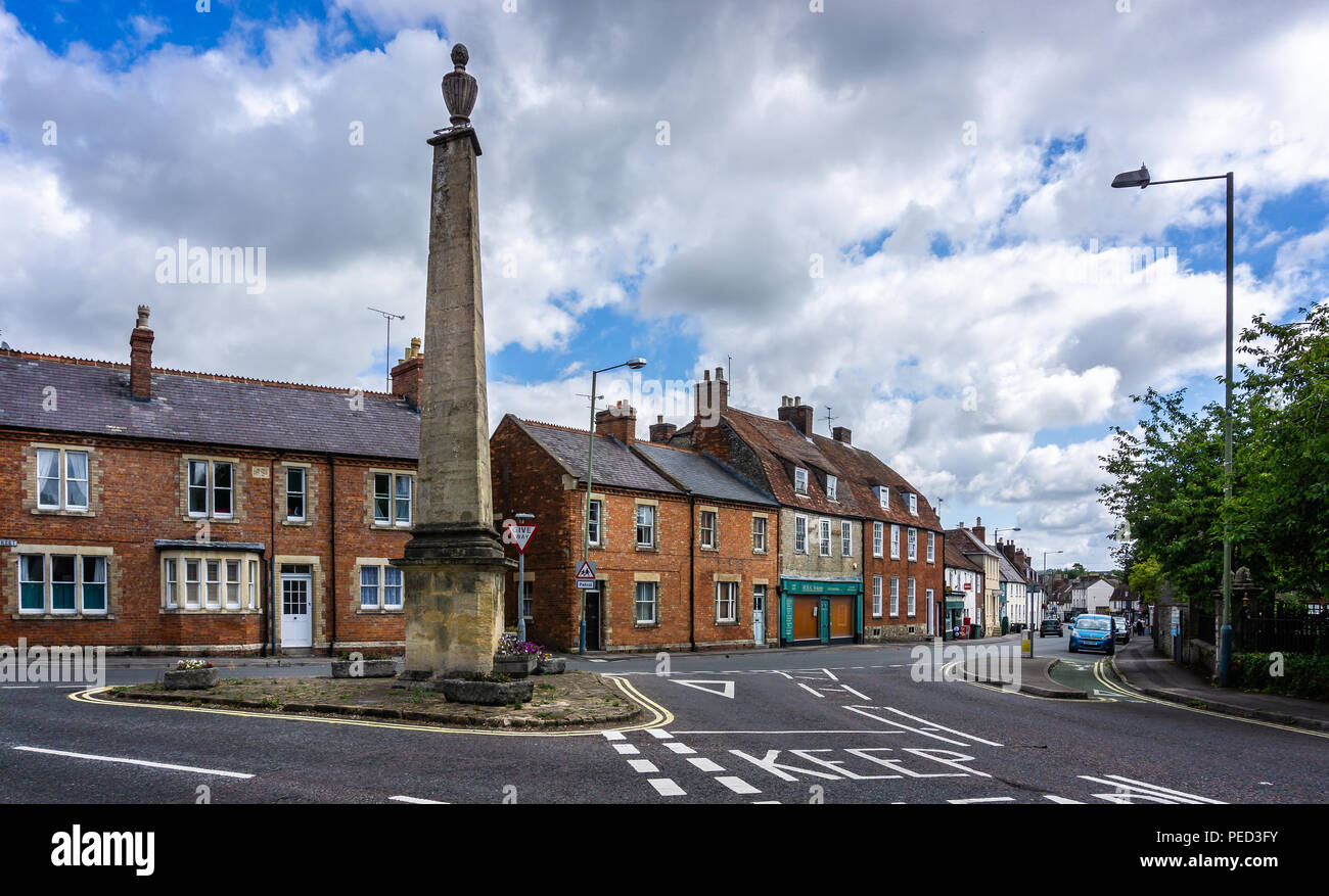 L'obelisco in corrispondenza della giunzione di Vicarage e strade di argento in Warminster, Wiltshire, Regno Unito prese il 14 agosto 2018 Foto Stock