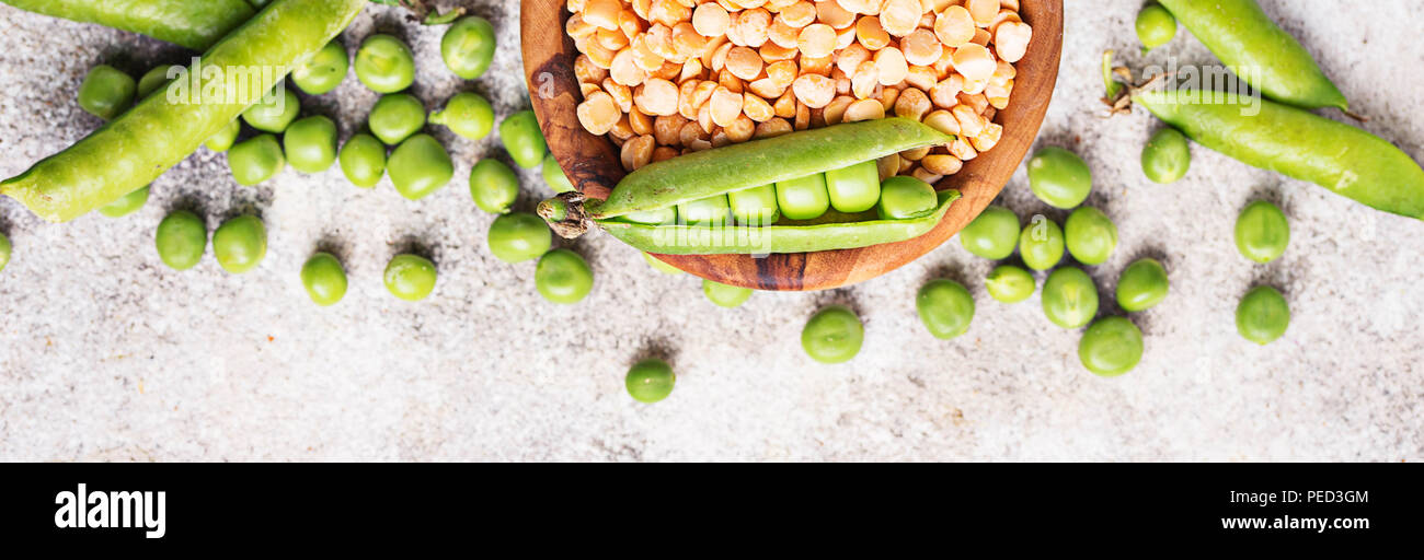 Fresco e Secco piselli su sfondo chiaro Foto Stock
