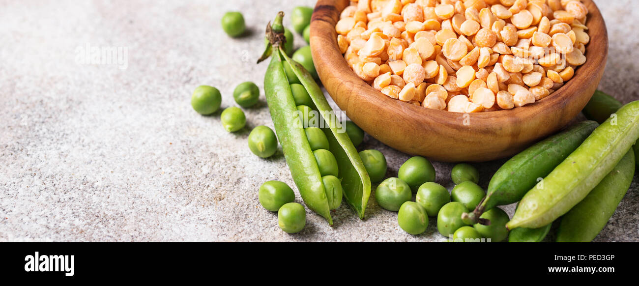 Fresco e Secco piselli su sfondo chiaro Foto Stock
