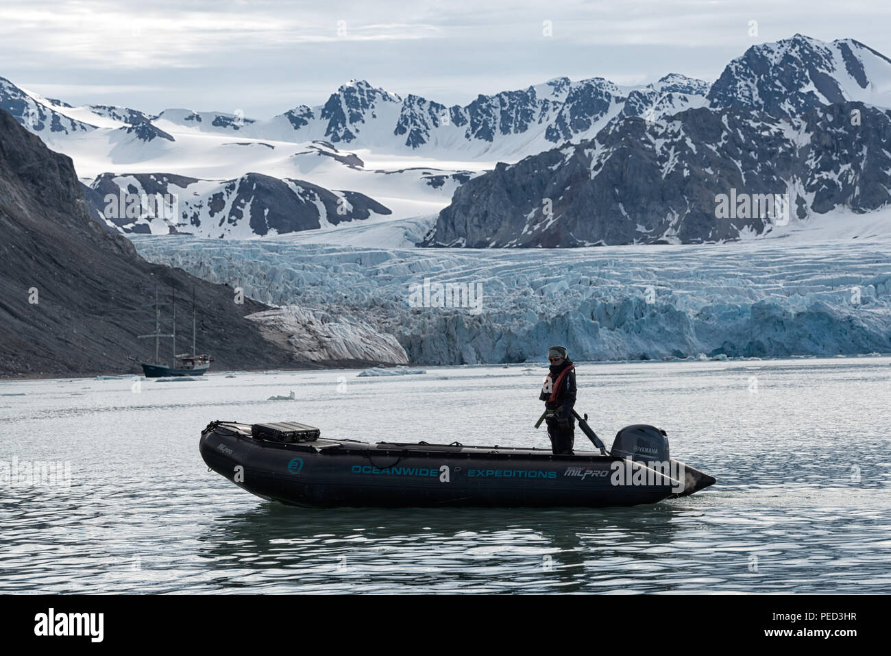 Fjortende Julibreen e Fjortende Julibukta. Ghiacciaio e fiordo con uno zodiaco e nave a vela Antigua di fronte. Spitsbergen, Svalbard, Norvegia Foto Stock