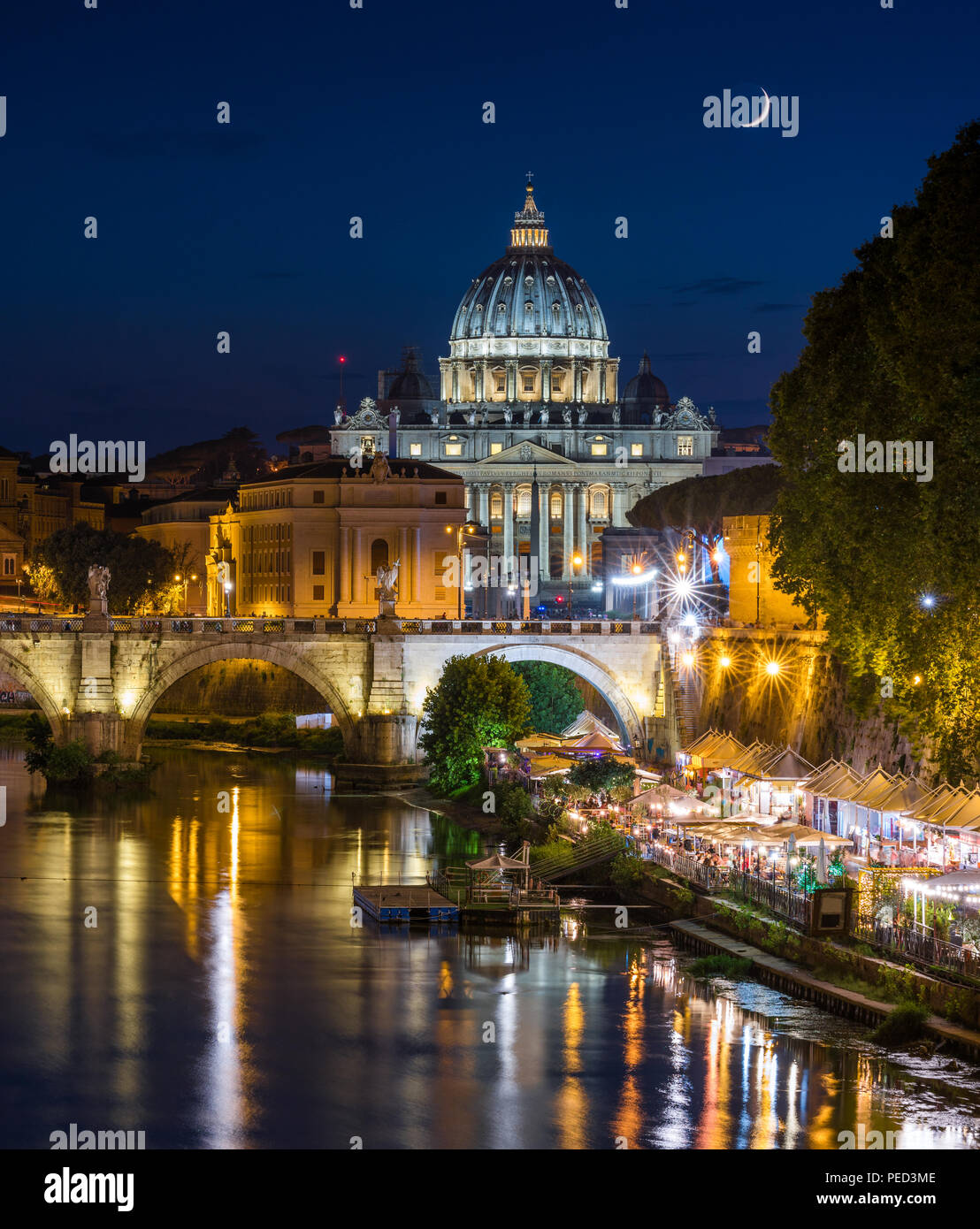 Panorama di Roma in una serata estiva, come visto da Umberto I bridge, con la Basilica di San Pietro sullo sfondo. Foto Stock