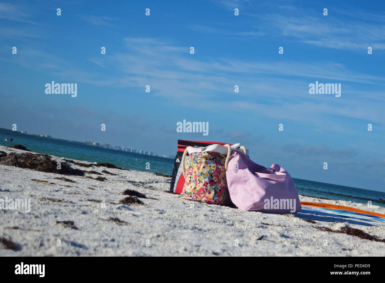 Sacchetti di Spiaggia da vicino sulla sabbia Foto Stock